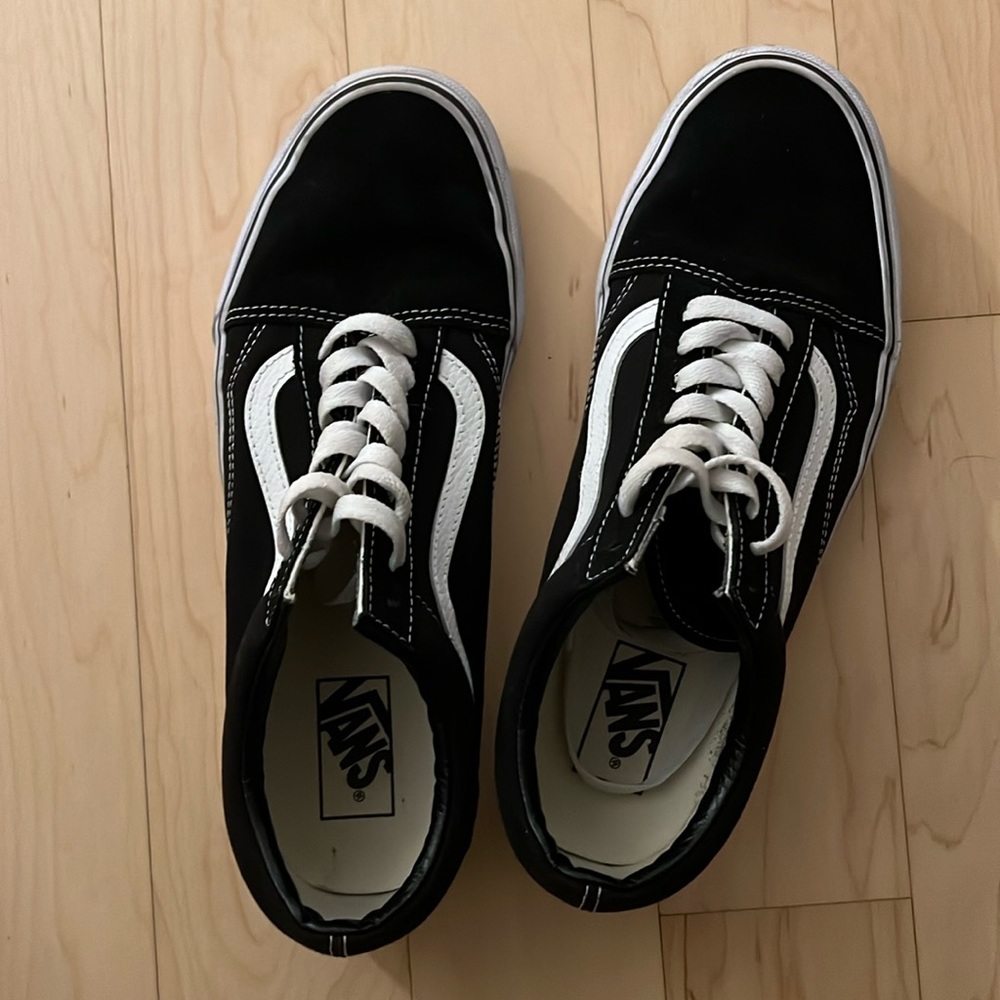Men’s vans stylish clean and very new like barely used and outgrown.